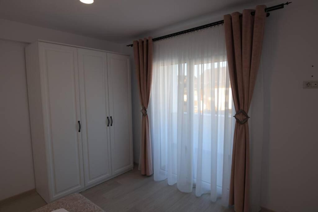 White Apartment Gura Humorului, Bucovina, Voronet Exterior photo